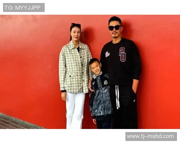 林丹西班牙为儿子庆生，与谢杏芳同框显瘦弱，一家四口住独栋别墅